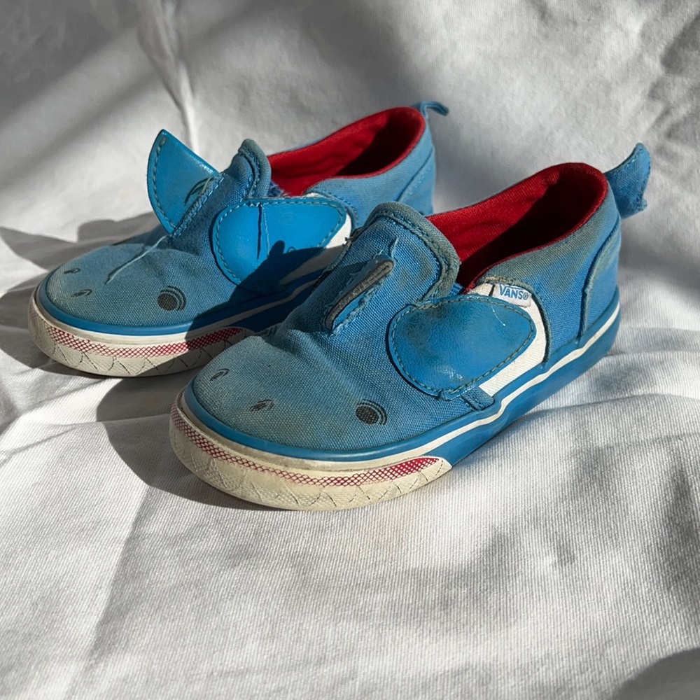 VANS shark slip on skate shoe blue Asher V size 8